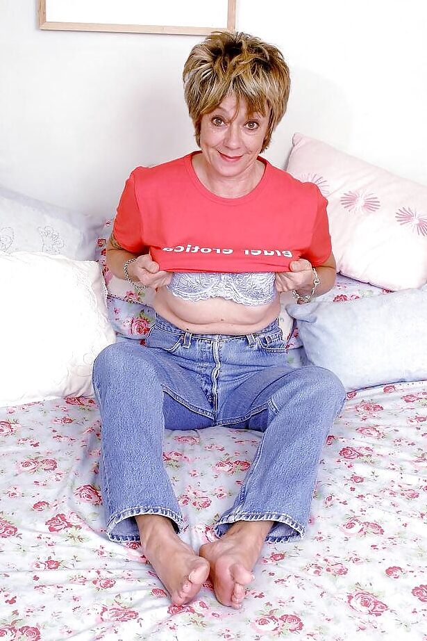 53 year old granny Roxy from OlderWomanFun