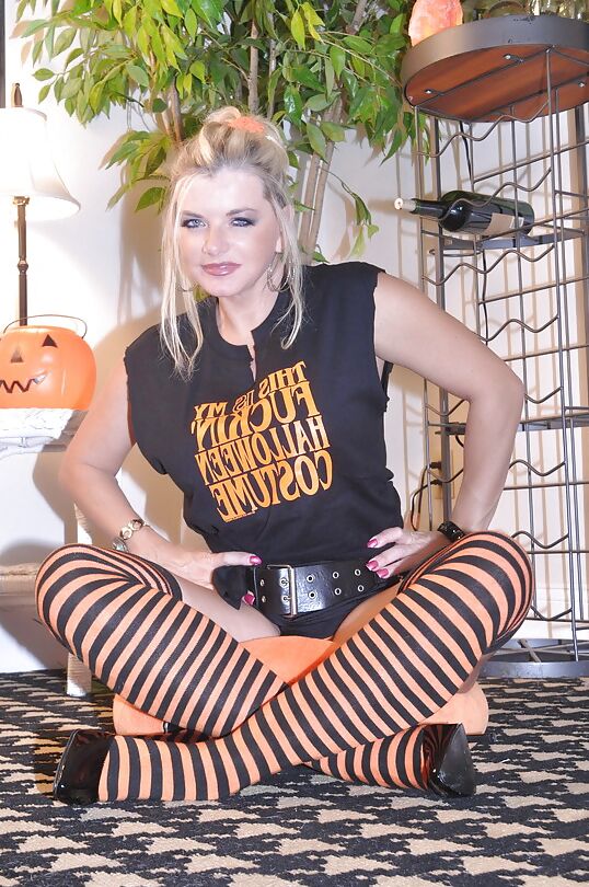 Vicky Vette's Halloween Hooters!!
