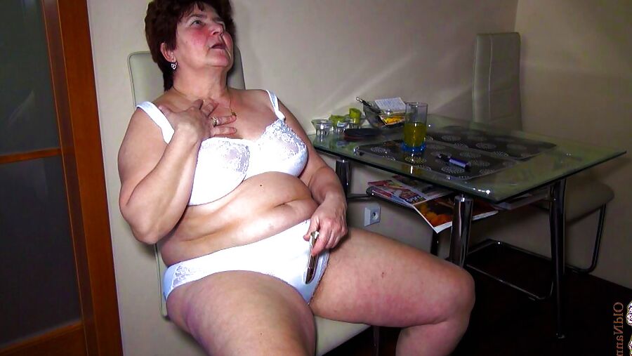 Grandma fucking her pussy with a dildo: OldNanny