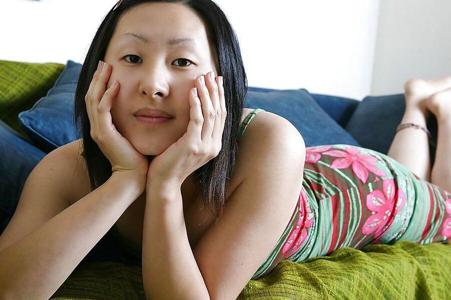 Asian girlfriend shows her Chinese pussy