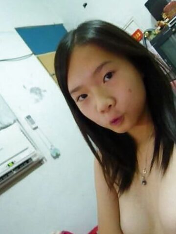 Cute Asian girlfriend selfshot nude pics