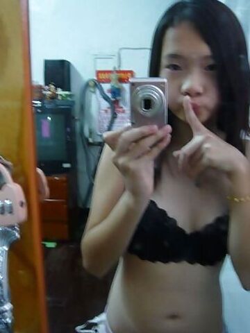 Cute Asian girlfriend selfshot nude pics