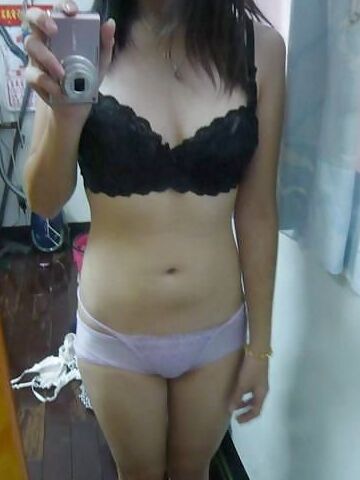 Cute Asian girlfriend selfshot nude pics