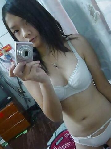 Cute Asian girlfriend selfshot nude pics