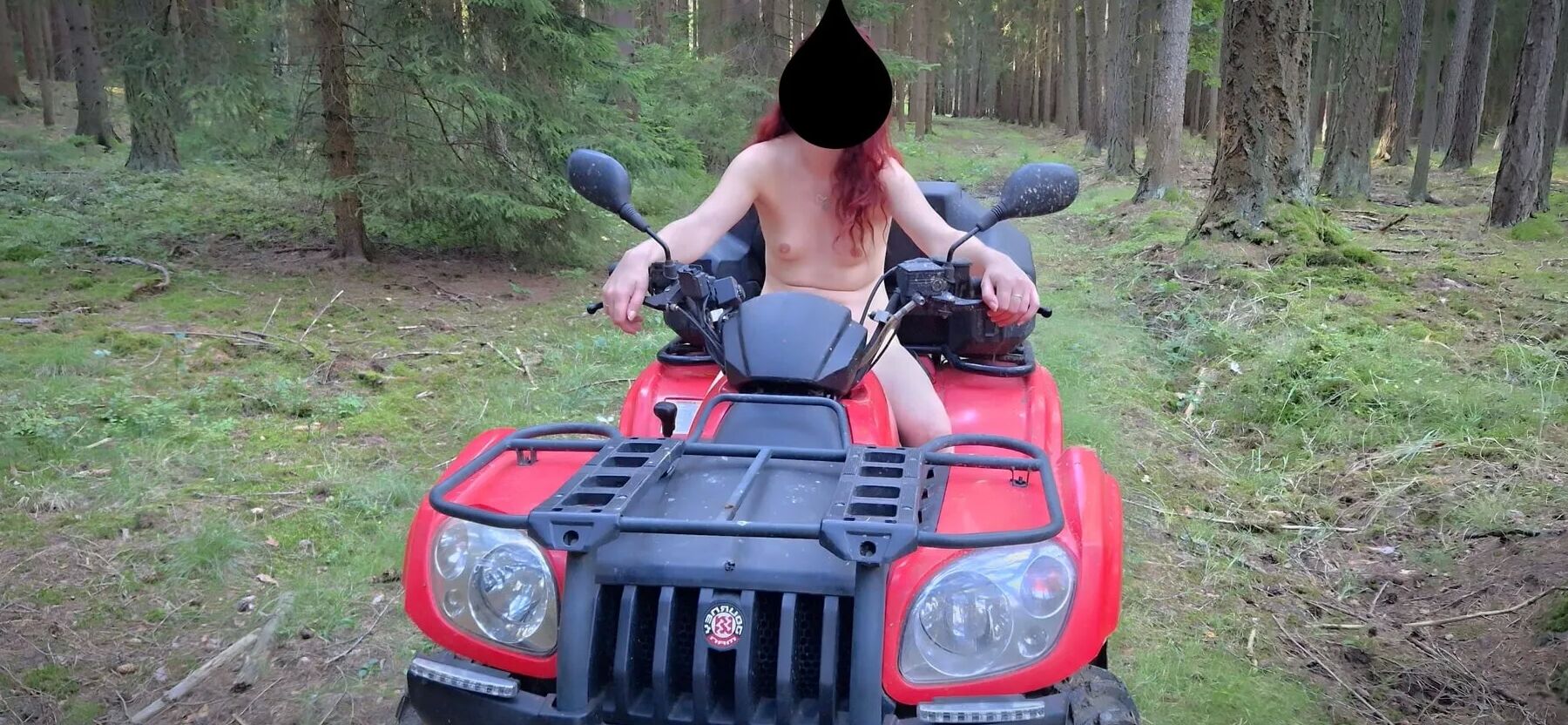 Prendre des photos et faire l'amour en forêt sur un quad
