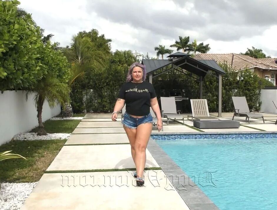GILF PAWG Pool Twerk