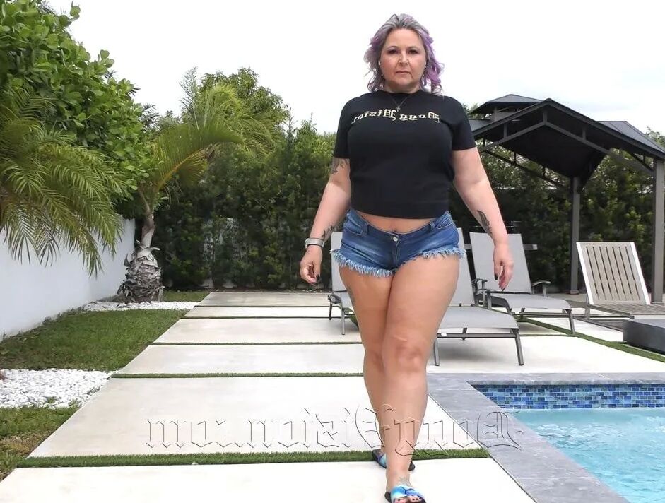 GILF PAWG Pool Twerk