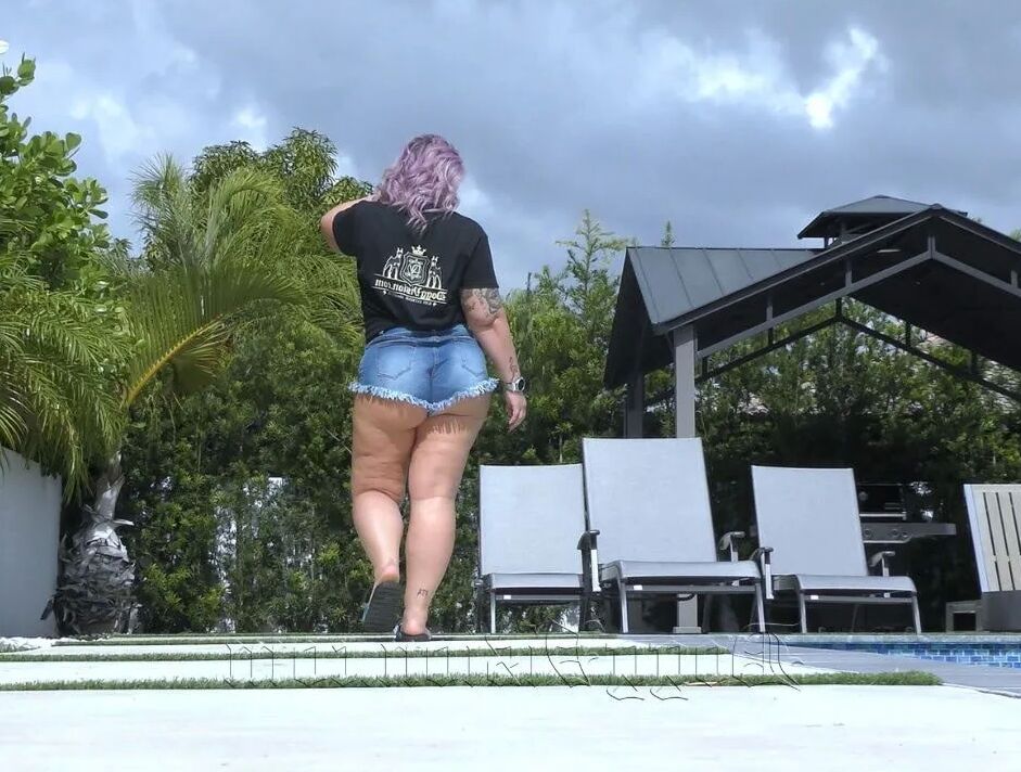 GILF PAWG Pool Twerk
