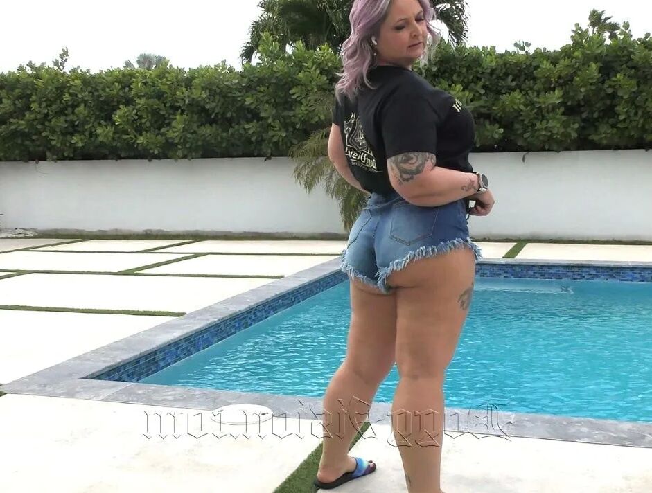 GILF PAWG Pool Twerk