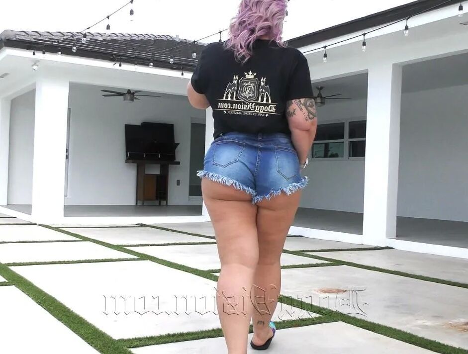 GILF PAWG Pool Twerk