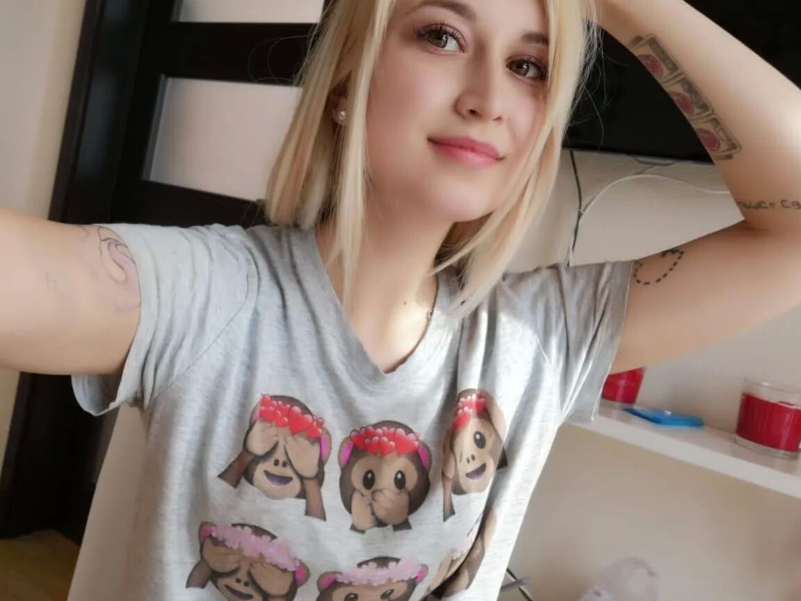 Petite teen cutie loves to get naked and dirty