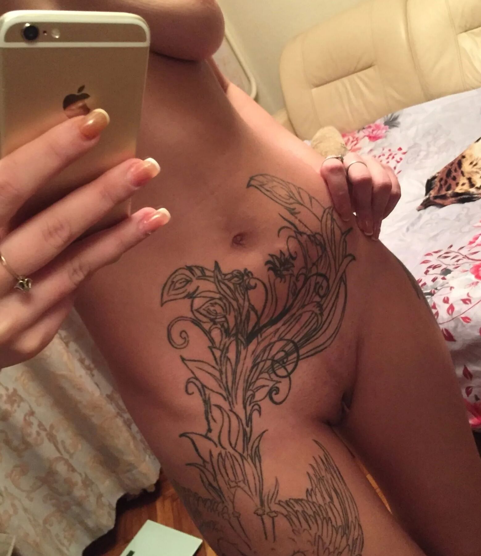 Experienced beauty loves to take nudes