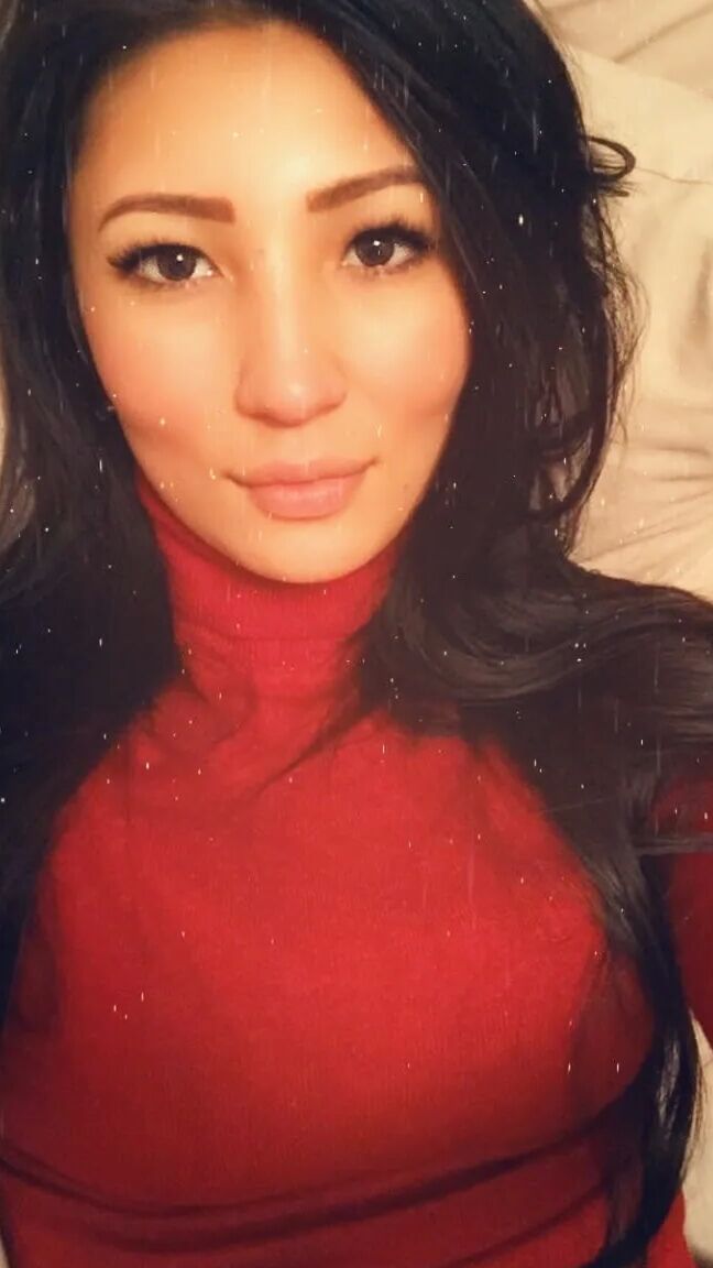 Experienced beauty loves to take nudes
