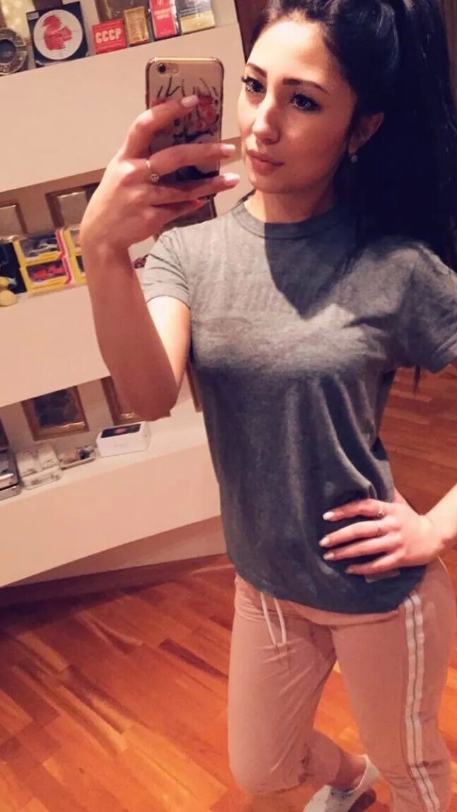Experienced beauty loves to take nudes