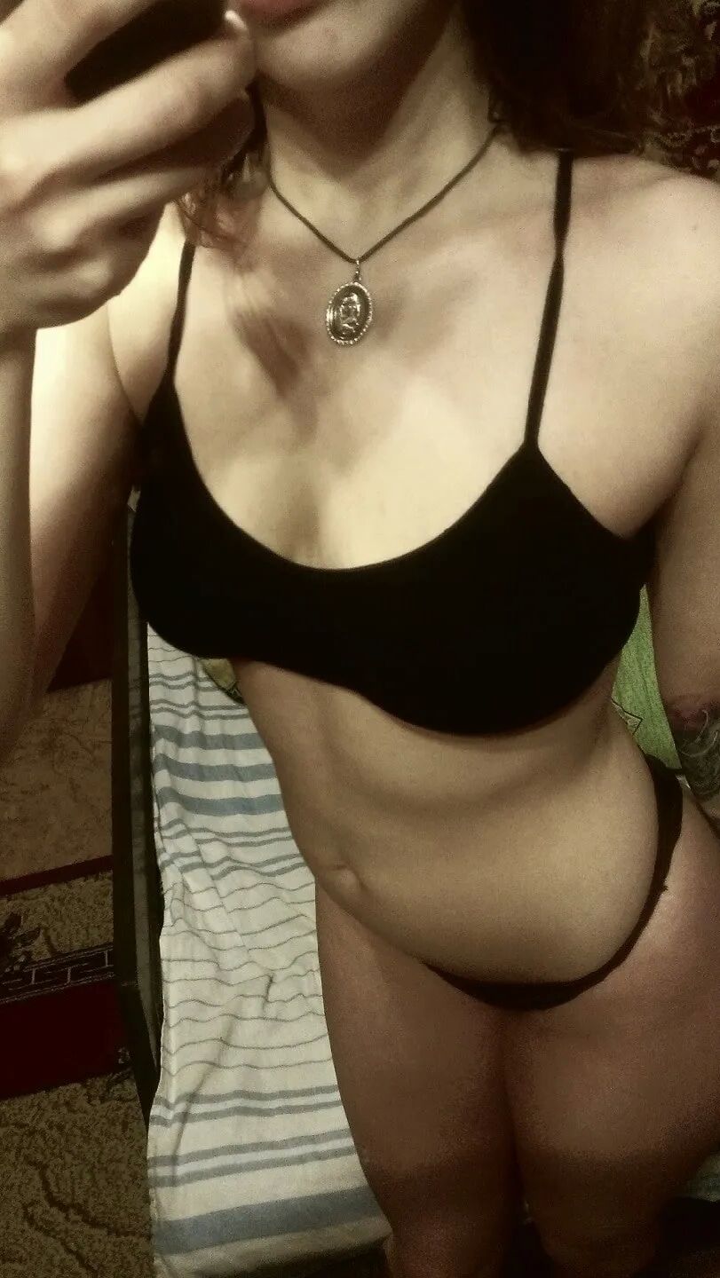 Tattooed babe with big tits sharing her figure
