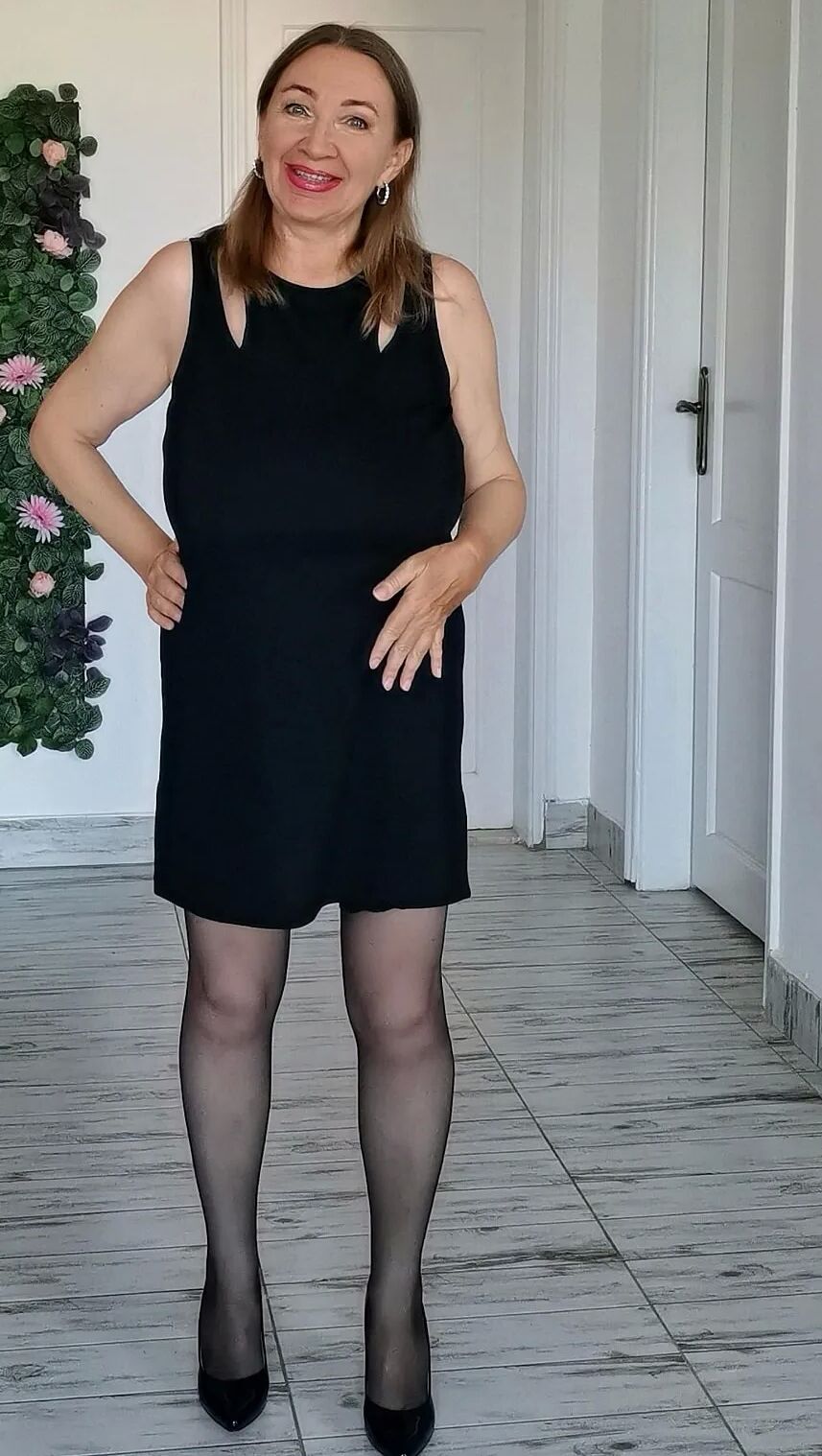 Huge natural tits milf in black stckings and high heels