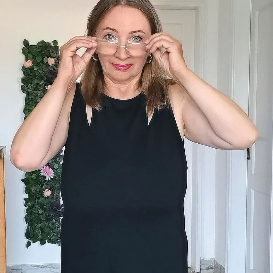 Huge natural tits milf in black stckings and high heels