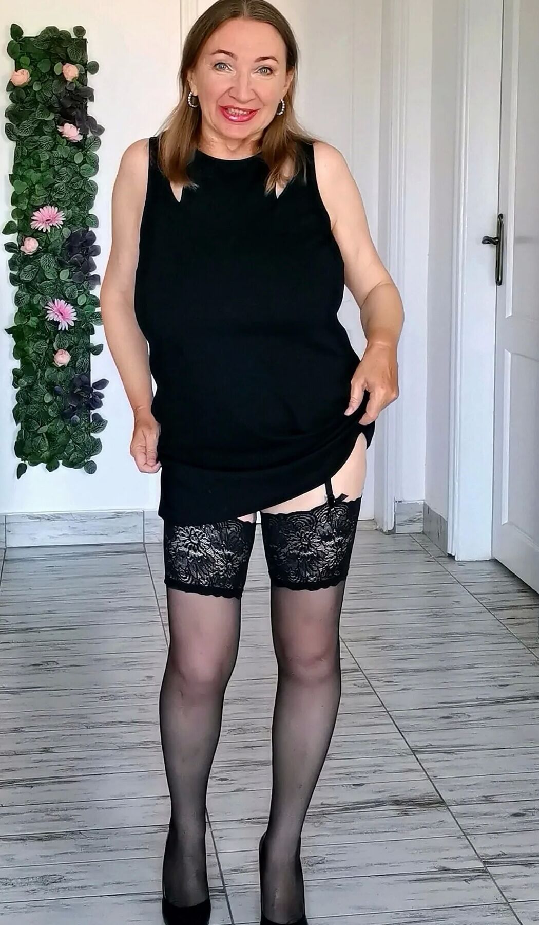 Huge natural tits milf in black stckings and high heels