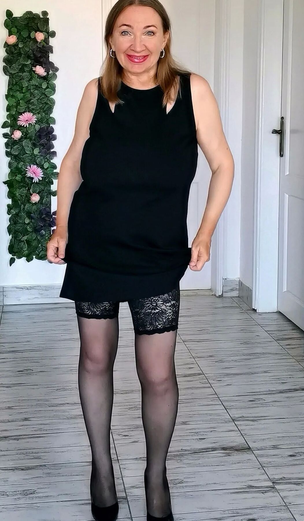 Huge natural tits milf in black stckings and high heels