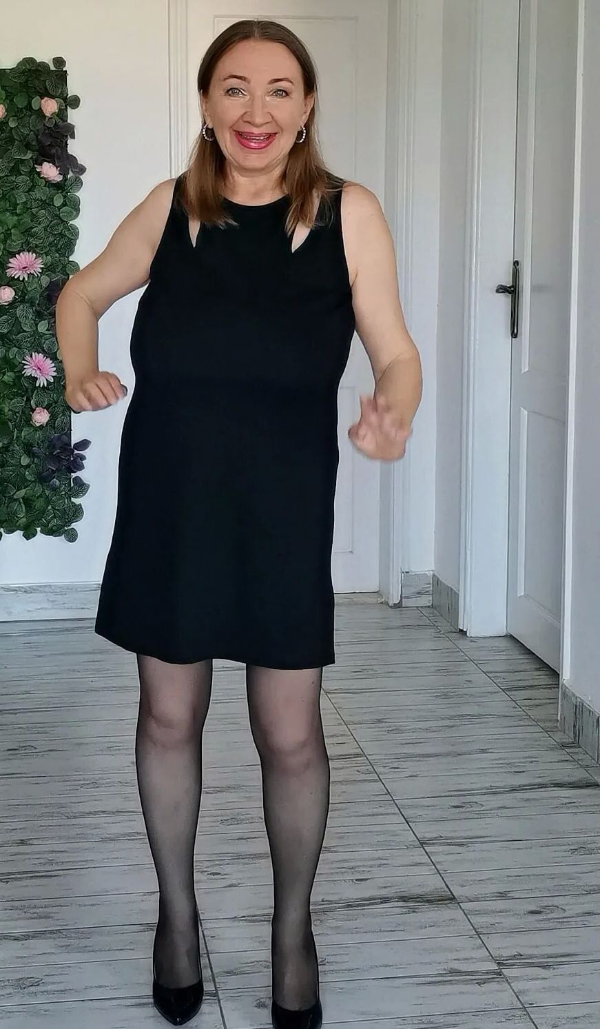 Huge natural tits milf in black stckings and high heels