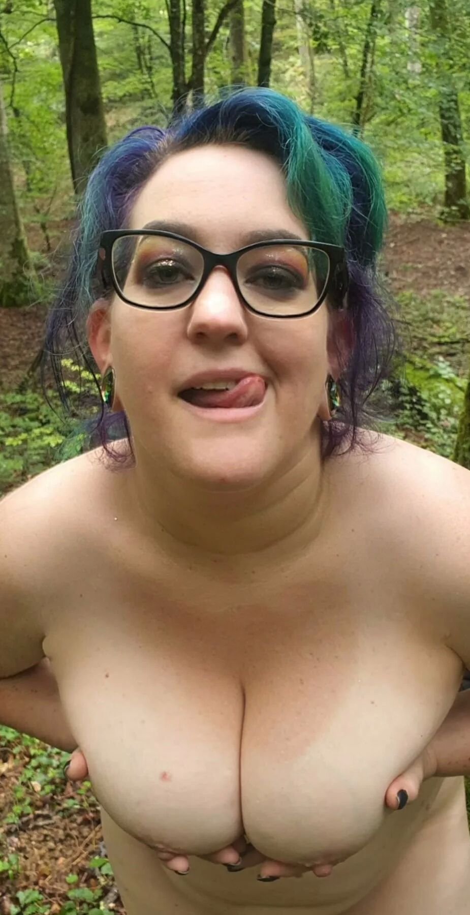 Chubby MILF Amy Leaf- Sexy hiking in the woods