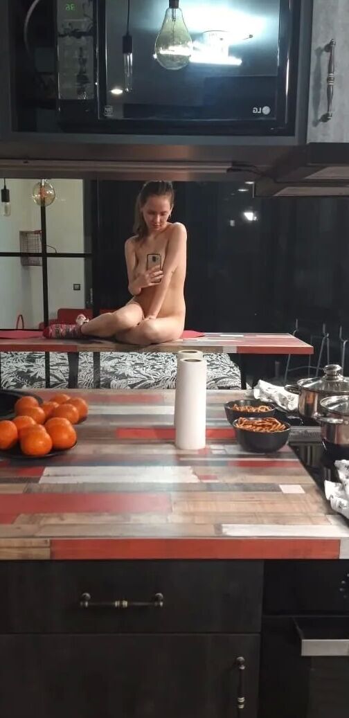 Horny babe posing on the kitchen counters