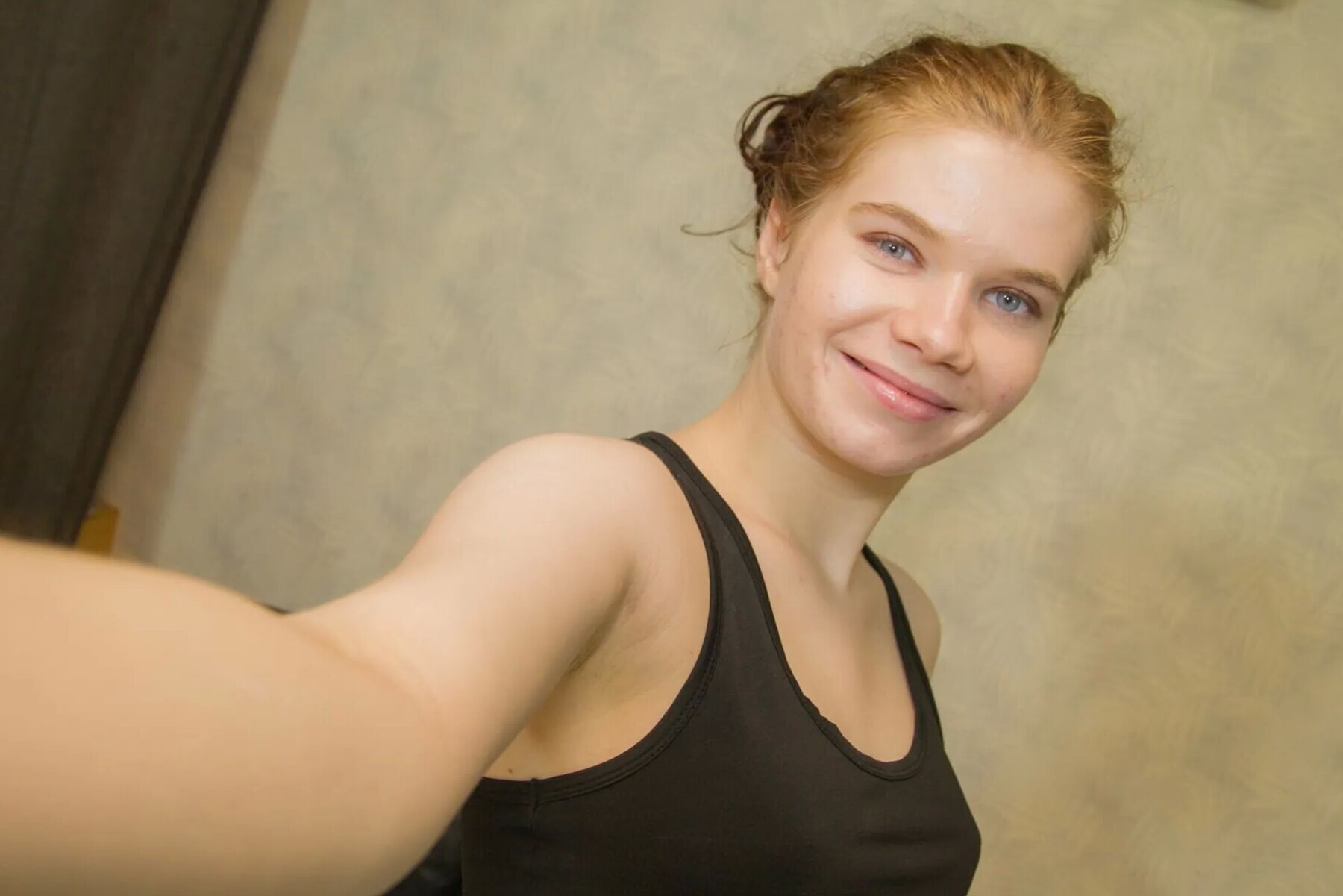 Pregnant amateur girl shows off her belly