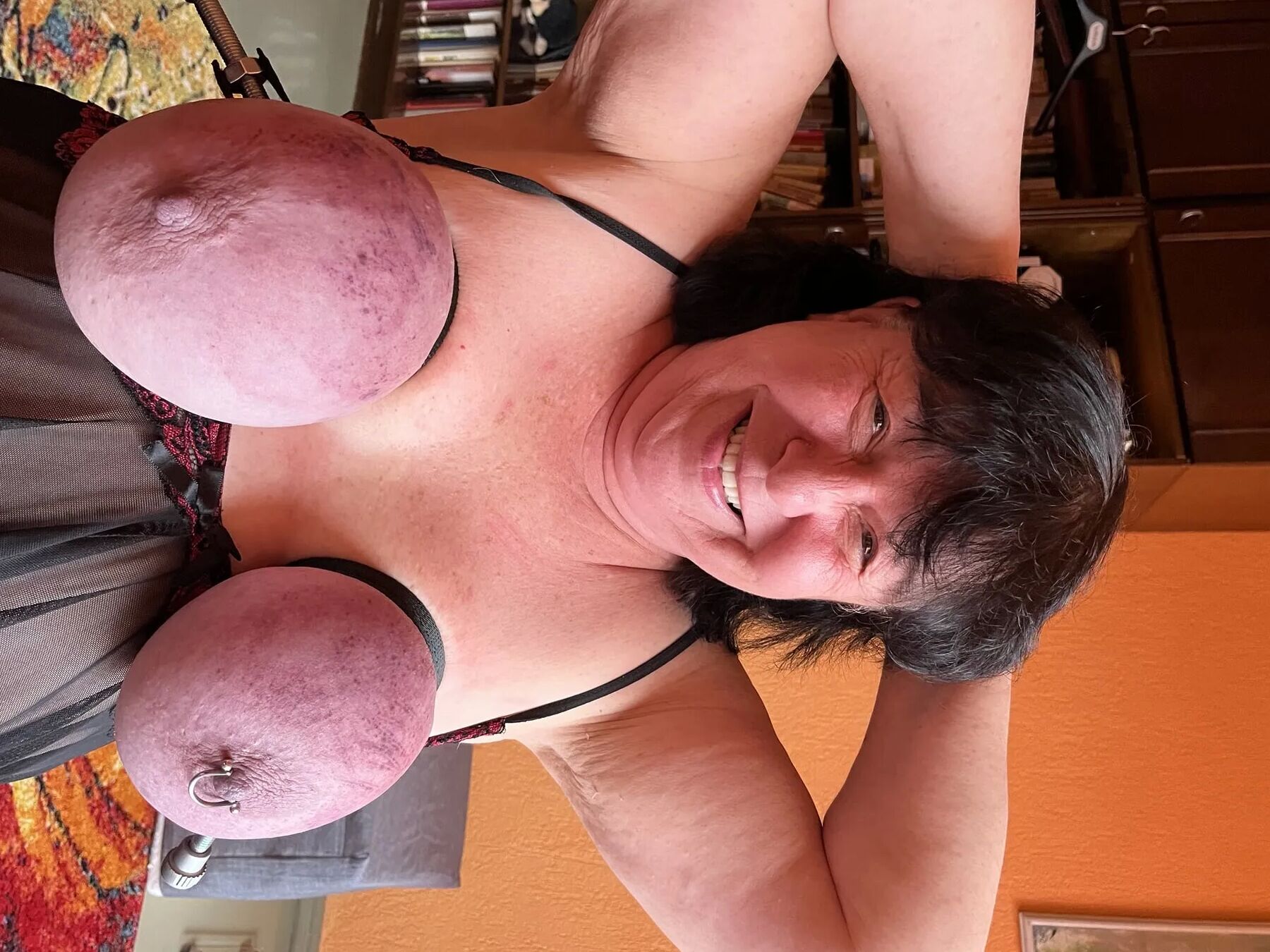 マスターはvitgunsの太った巨乳で彼の新しい修正ツールを試しました