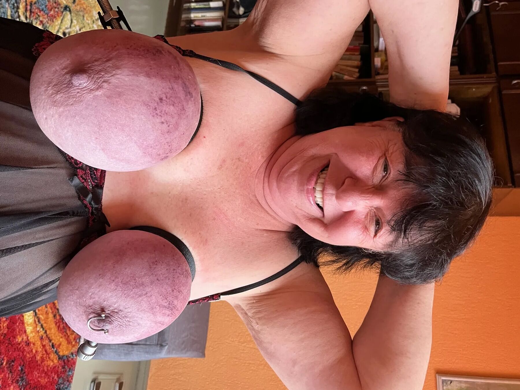 マスターはvitgunsの太った巨乳で彼の新しい修正ツールを試しました
