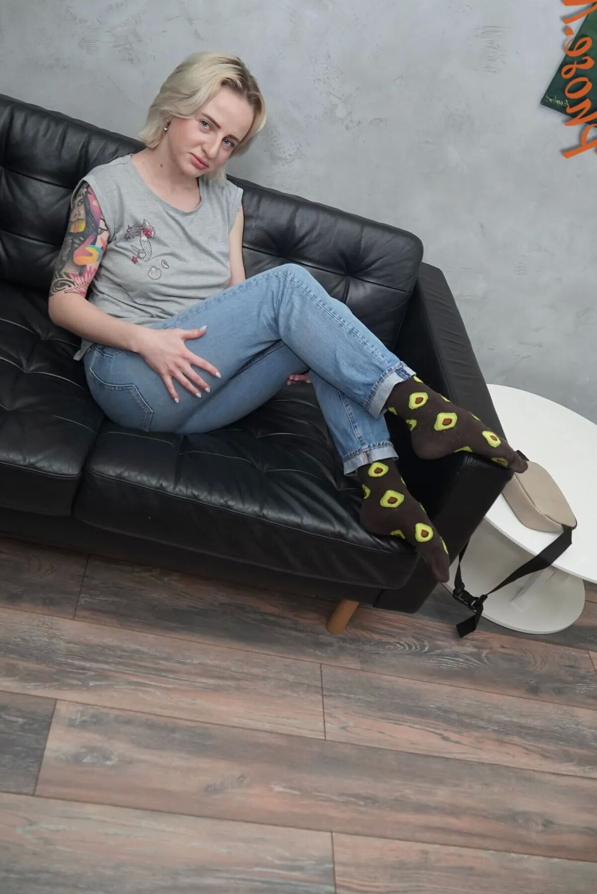 Sexy blond Hanna Rey Takes Off Jeans and Pantyhose