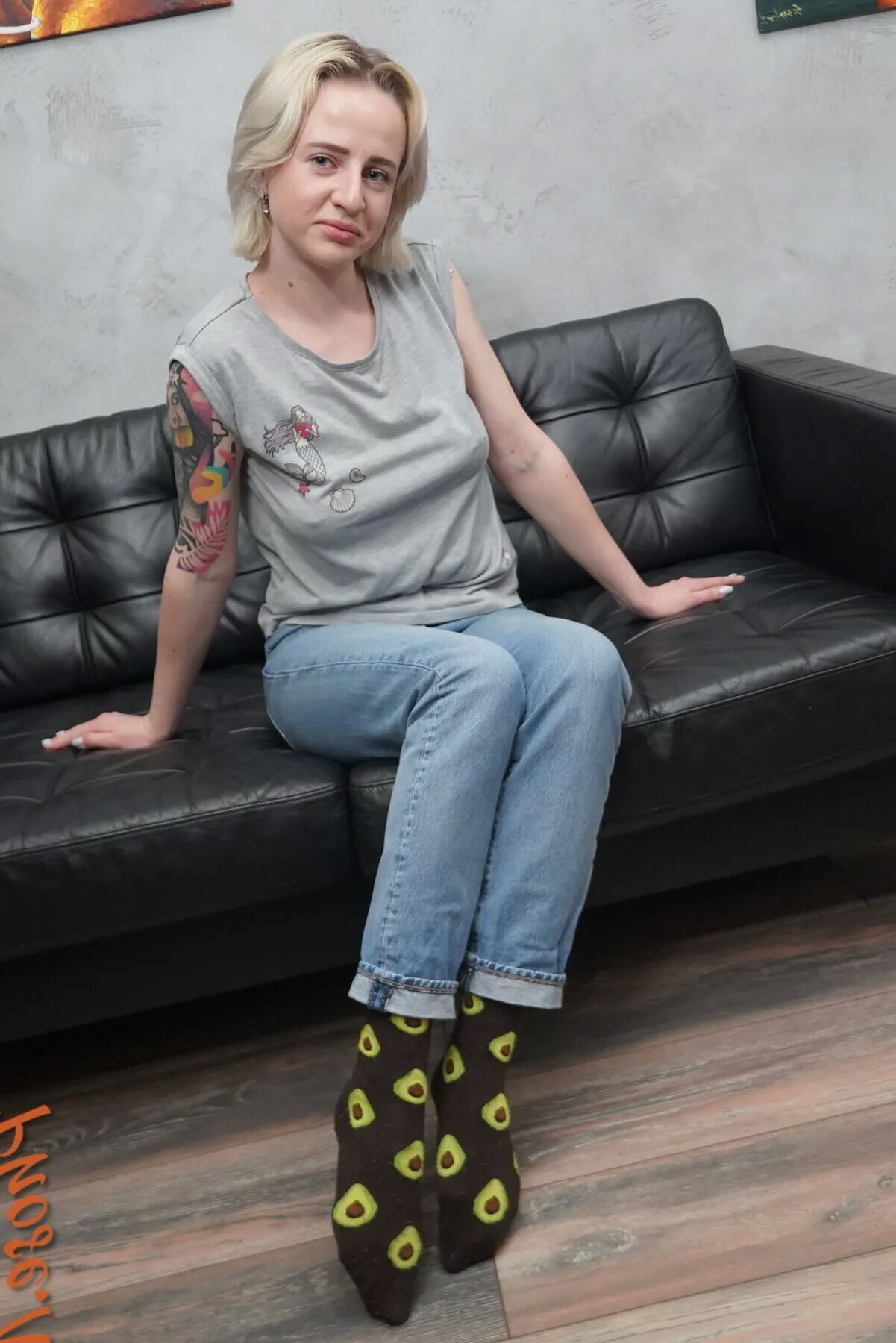 Sexy blond Hanna Rey Takes Off Jeans and Pantyhose