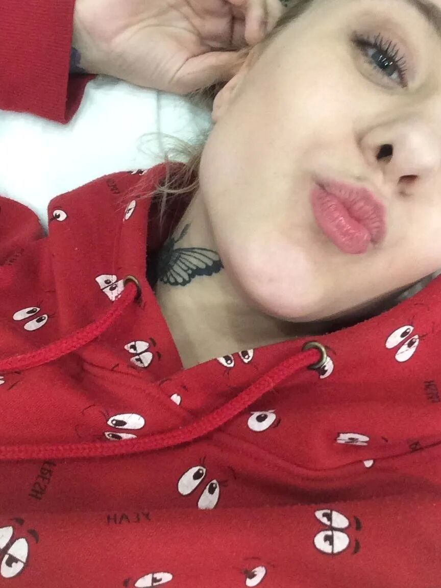 Look at my ass while I take selfies