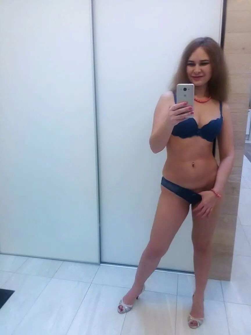 Beauty poses in her lingerie and takes pics