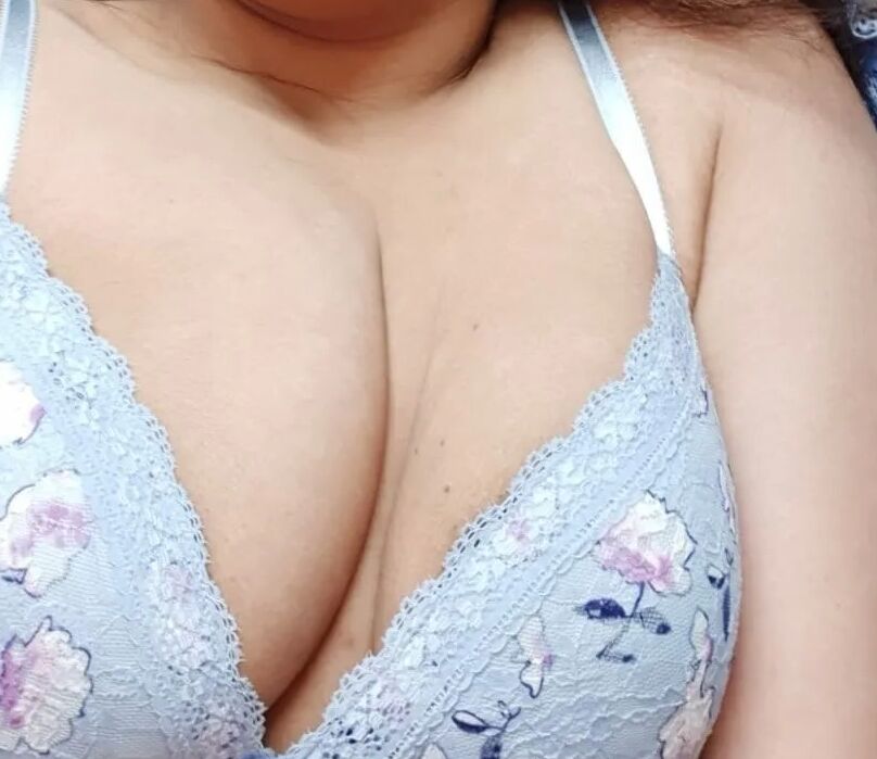 Sexgoddess in sexy flower bra