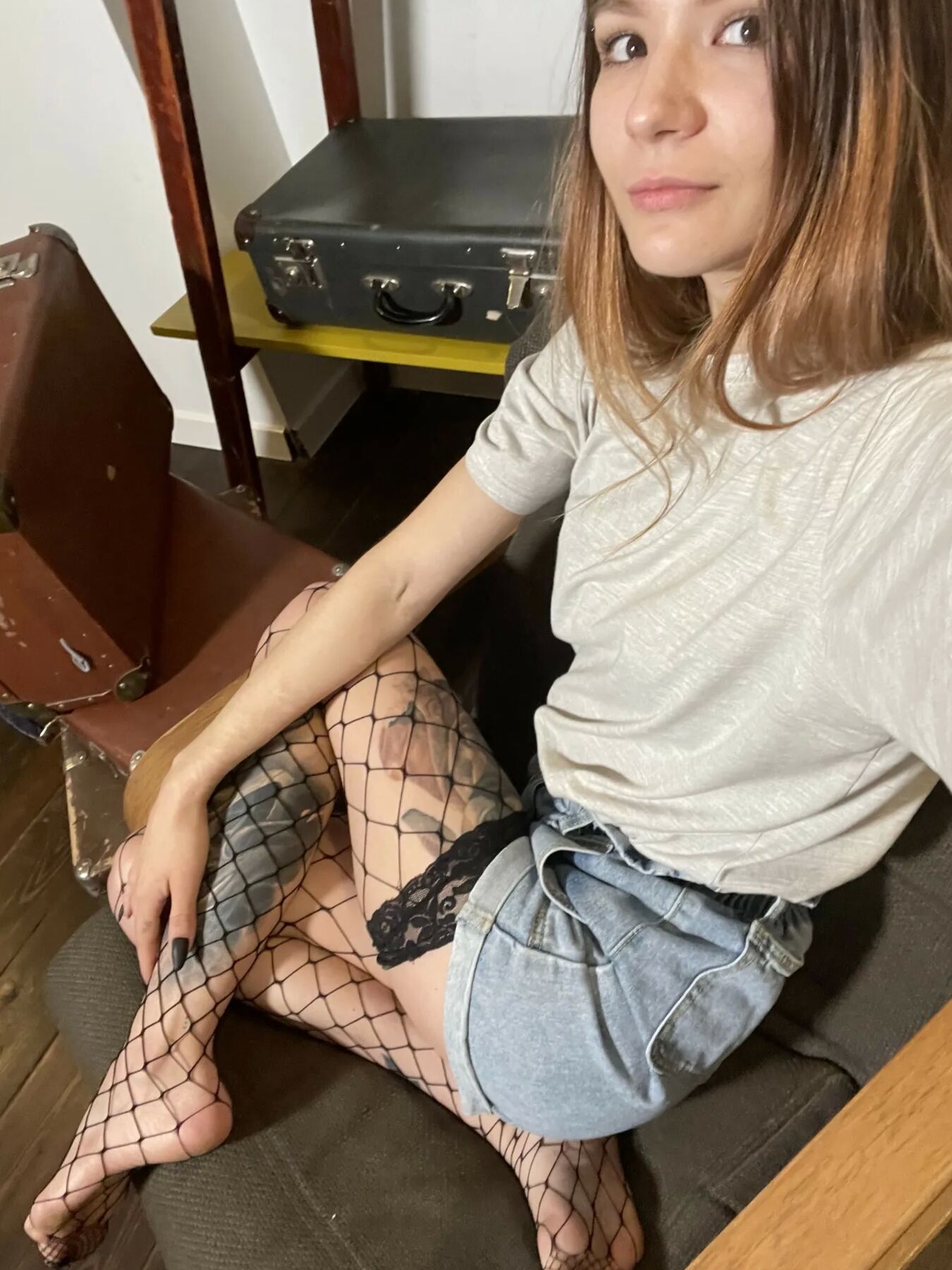 Girl with tattoos gets naked on the couch