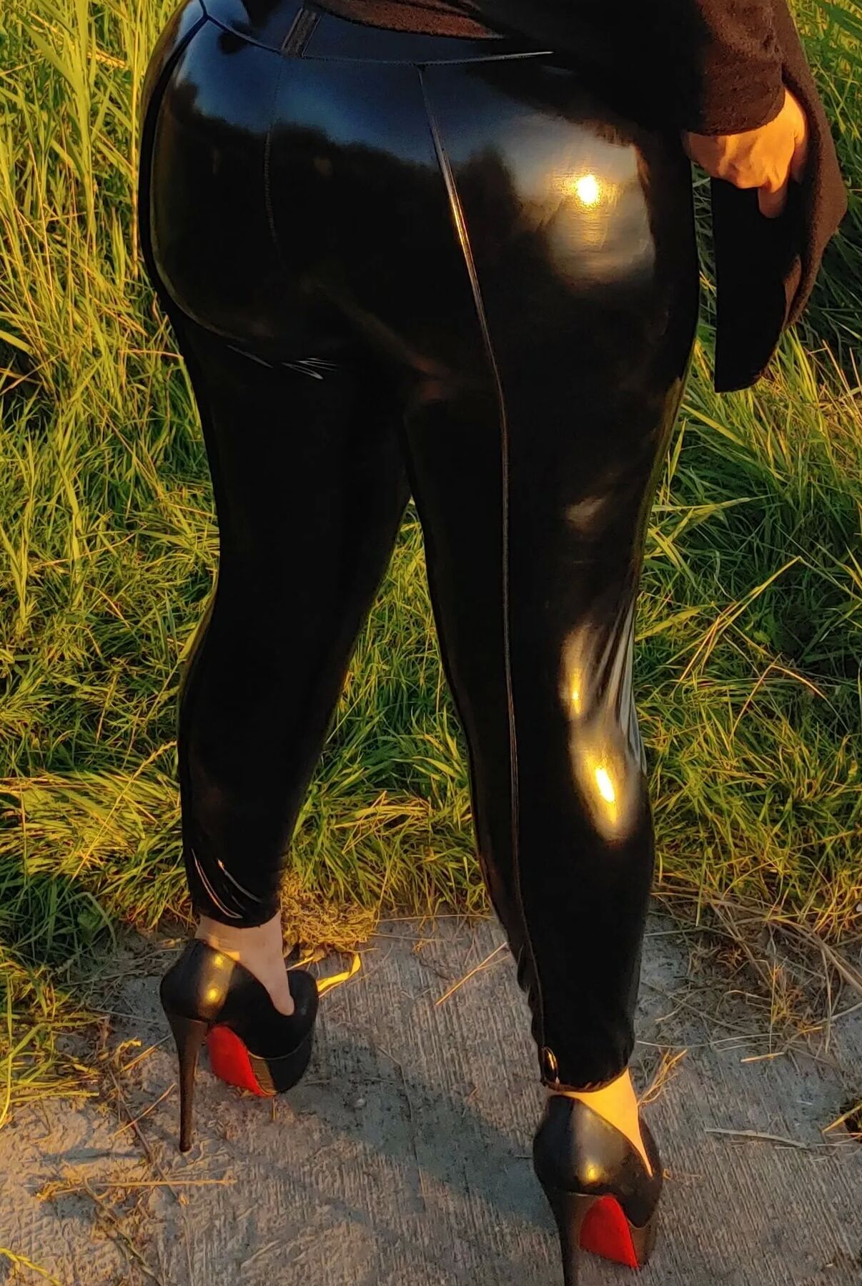 MissBigButt in the countryside