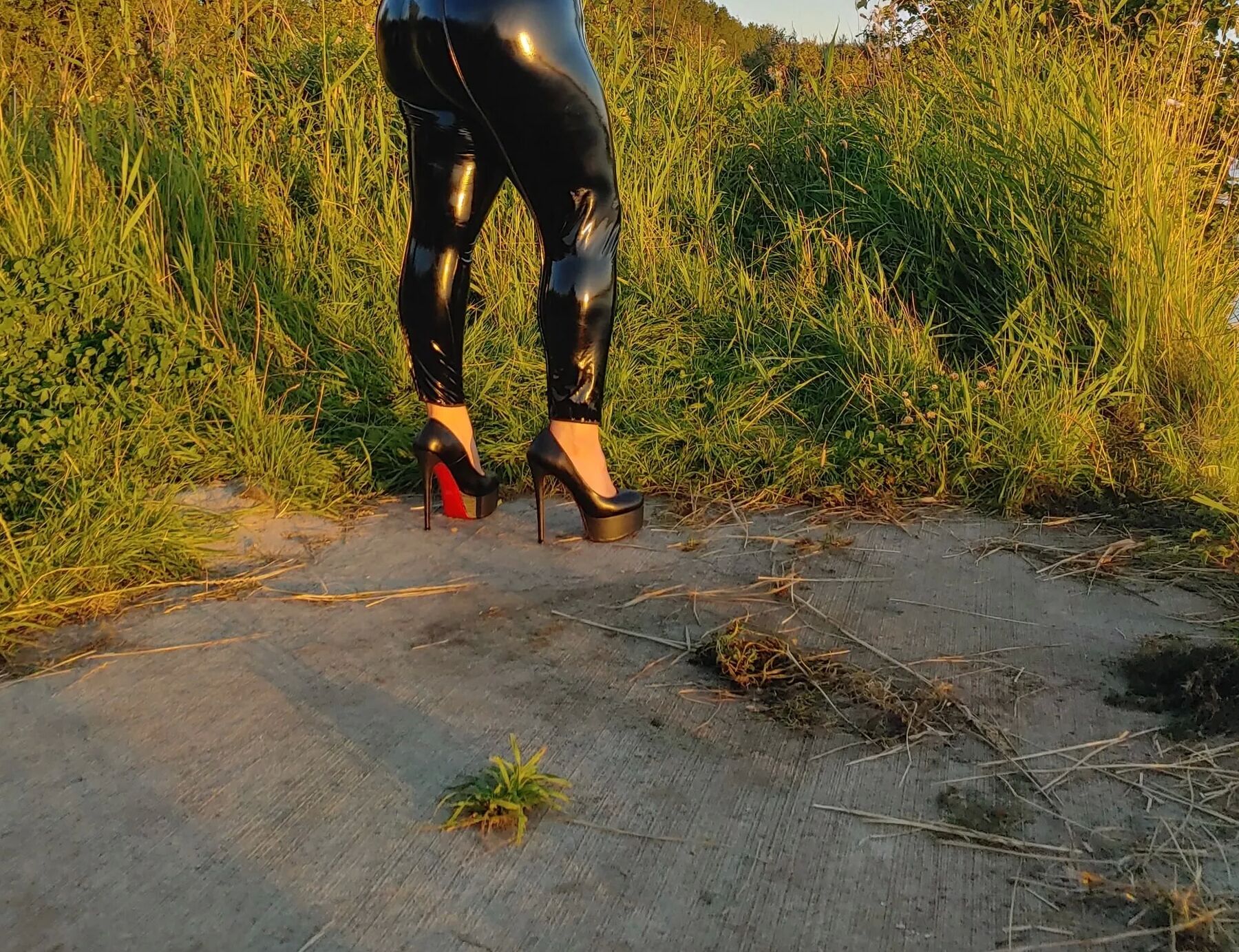 MissBigButt in the countryside