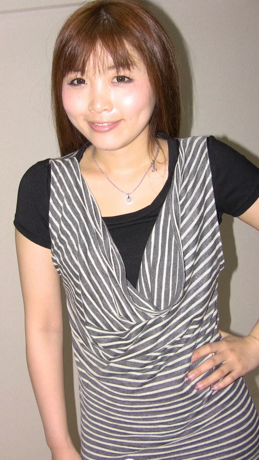 Hot Asian babe does some incredible posing