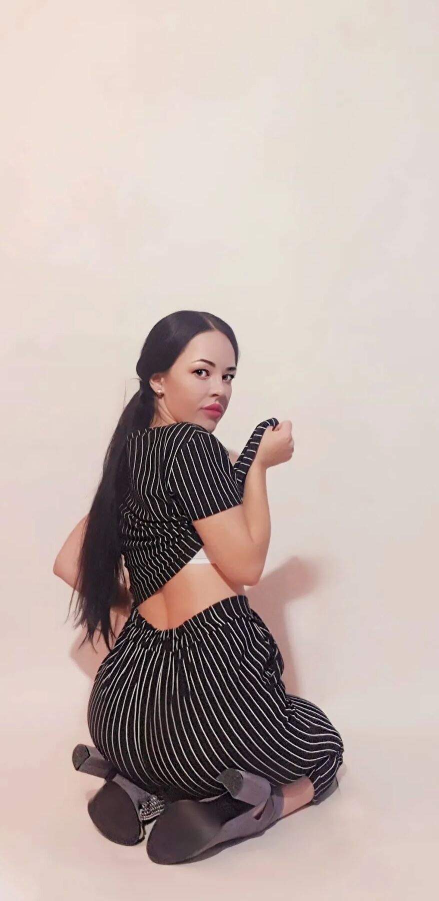 Sexy office worker teases with her perfect ass