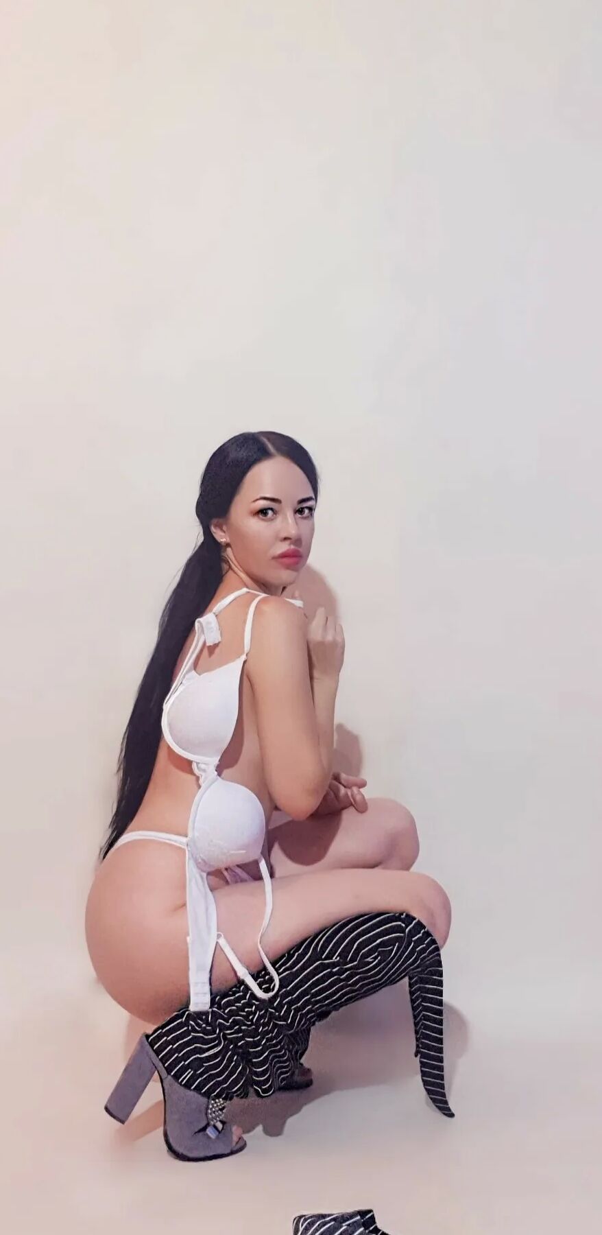 Sexy office worker teases with her perfect ass