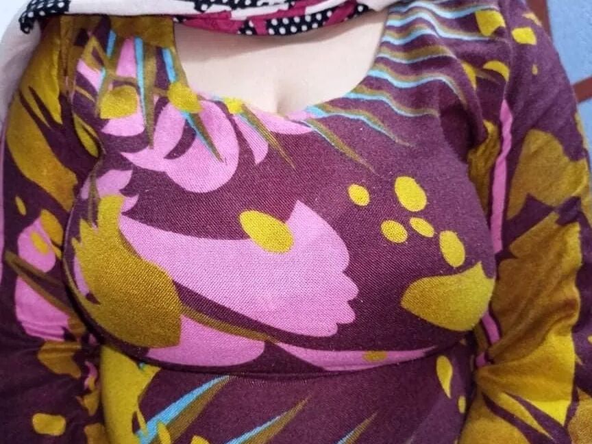 Desi Wife in Local Dress , opening Bra Showings Big Boobs