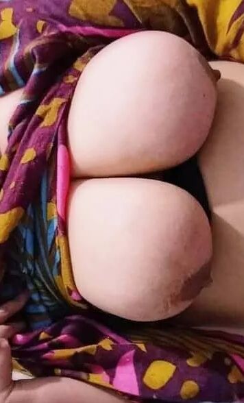 Desi Wife in Local Dress , opening Bra Showings Big Boobs