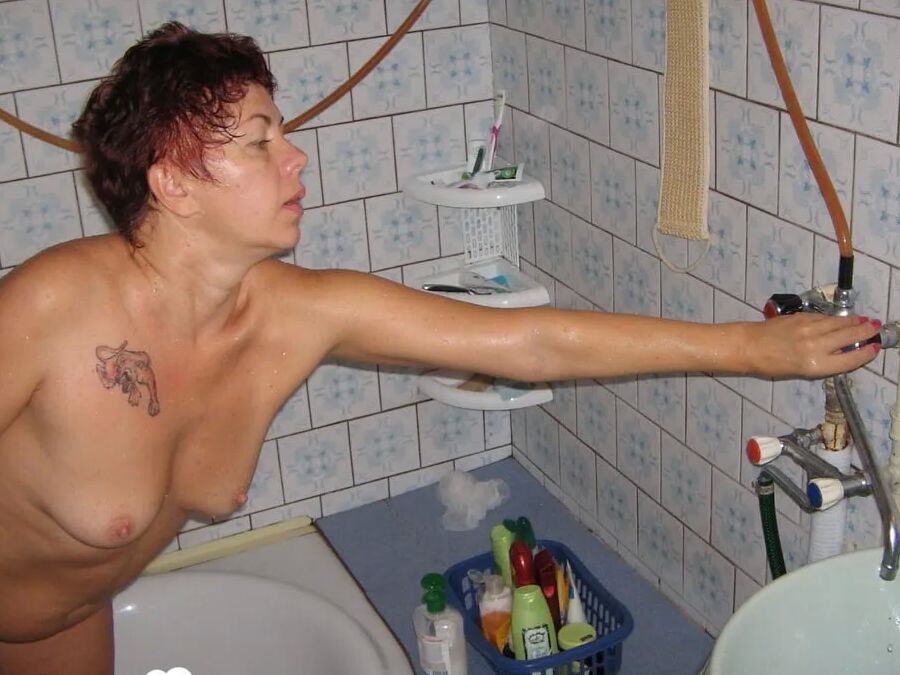 Redhead MILF pisses and takes a shower