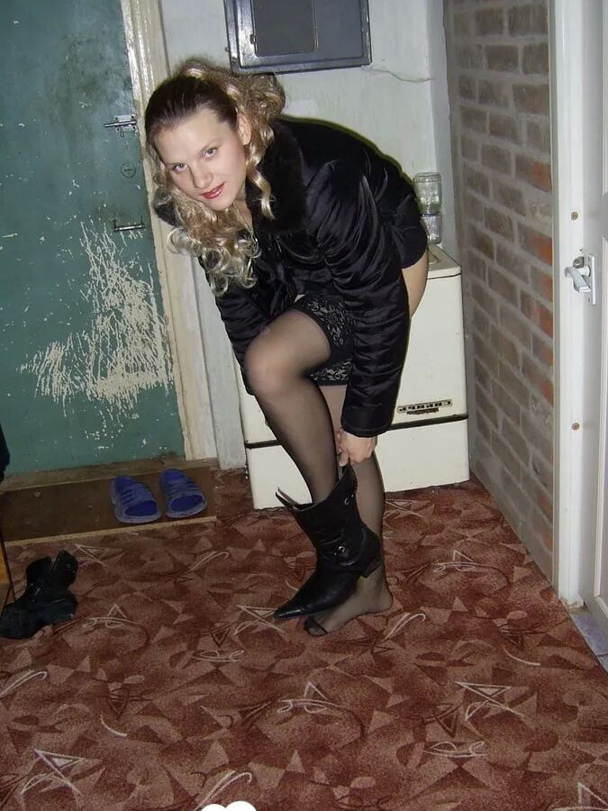 Kinky babe in stockings posing in the snow