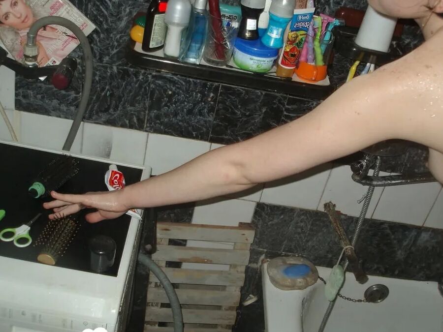 Hot brunette girlfriend shaving her pretty pussy
