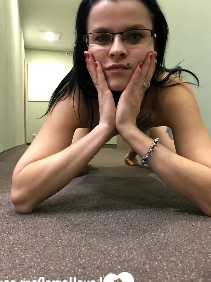 Some risky teasing in the hotel hallway
