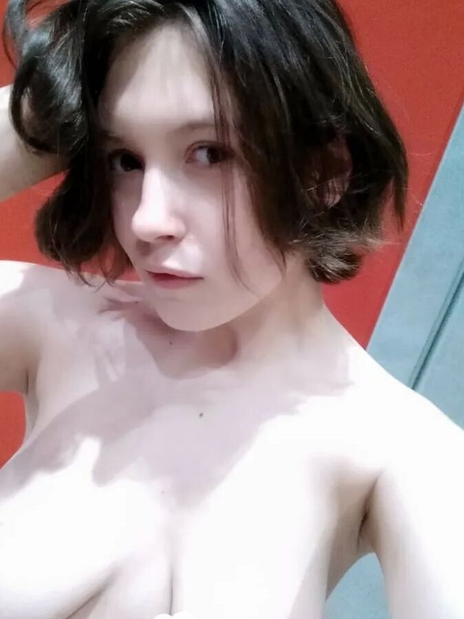 Petite hottie loves teasing with her booty