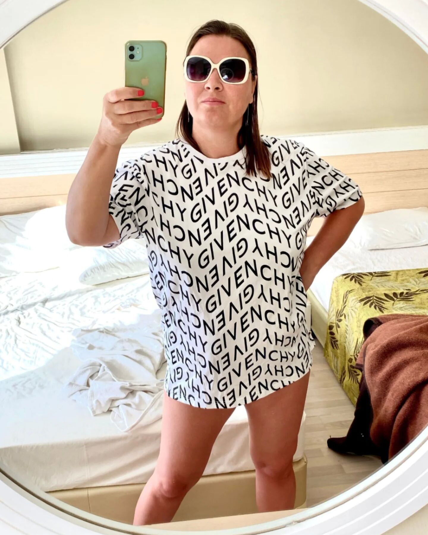 Hairy pussy in mirror