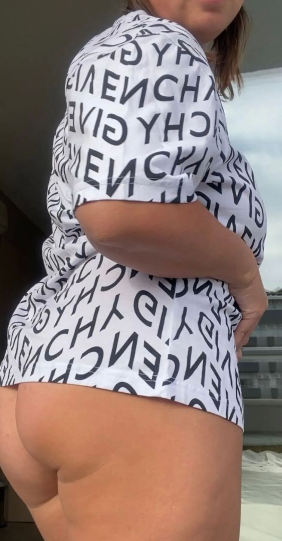 Hairy pussy in mirror