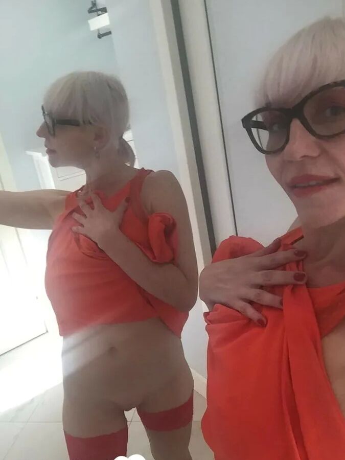 Blonde MILF with glasses teasing with nudes
